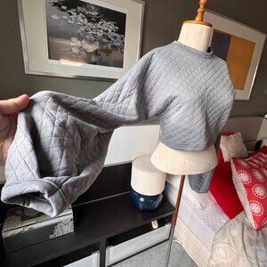 - Boohoo Quilted Cropped Sweatshirt Grey Athleisure NWT US 6     - 1I2860